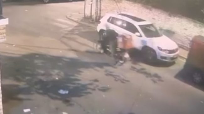 Burri me kapuç vjedh i vjedh motorin&hellip;