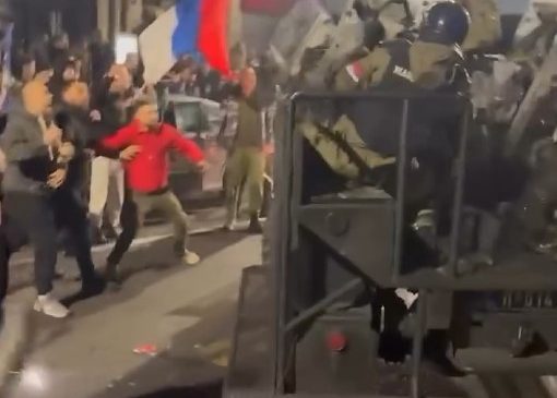 Pas humbjes së Vuçiç, serbët godasin forcat&hellip;