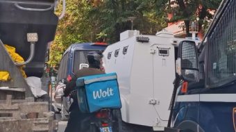 Civili maskohet si motoristi i Wolt dhe&hellip;
