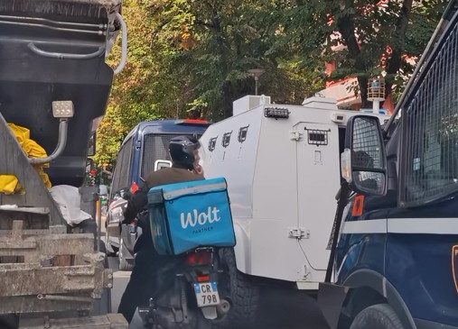 Civili maskohet si motoristi i Wolt dhe&hellip;
