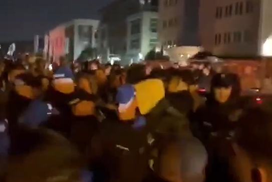 Përplasje në Beograd: Protestuesit i kthehen medias&hellip;