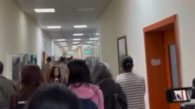Studentët hyjnë në Fakultetin e Ekonomisë, u&hellip;