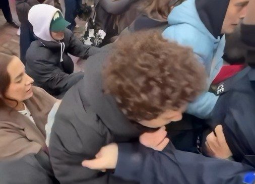 Të rinjtë në Kosovë në protestë kundër&hellip;