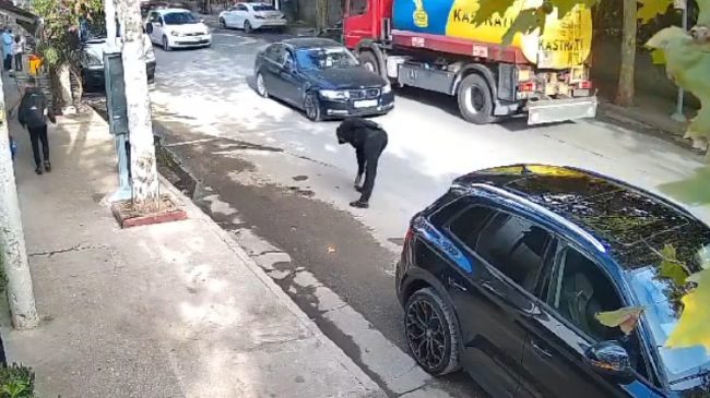 Burri me kapele merr çelësat e rëna&hellip;