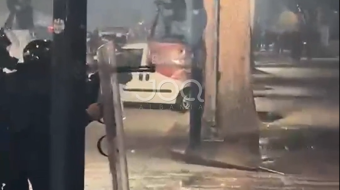 Policia qëllon me plumba gome të rinjtë