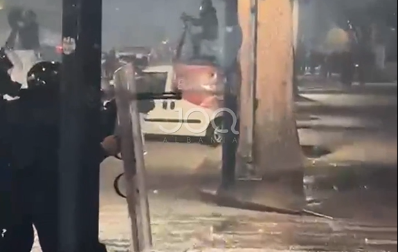 Policia qëllon me plumba gome të rinjtë