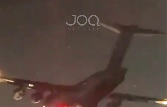 Dy avionë ushtarak mbërritën në Rinas?