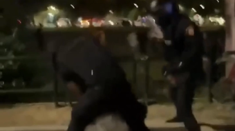 Gazetarja shpëton të riun që po dhunohej&hellip;