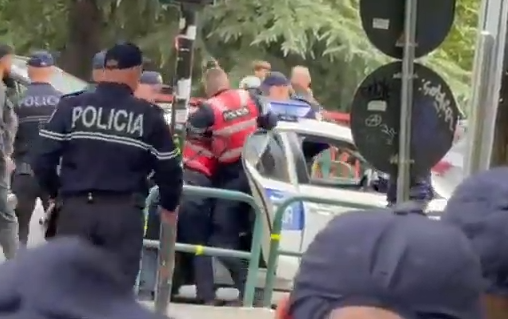 Policia shoqëron me shkelma dhe dhunë protestuesit