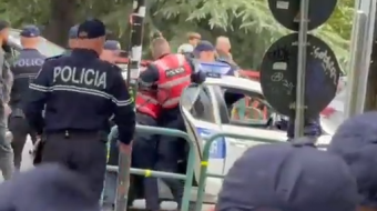 Policia shoqëron me shkelma dhe dhunë protestuesit