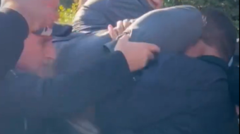 Protestuesit ngrenë në ajër deputetin e VetëVendosjes