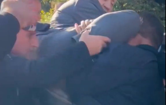 Protestuesit ngrenë në ajër deputetin e VetëVendosjes
