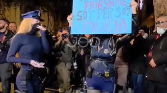 Vajzat shfaqen me uniforma policie në protestë,&hellip;