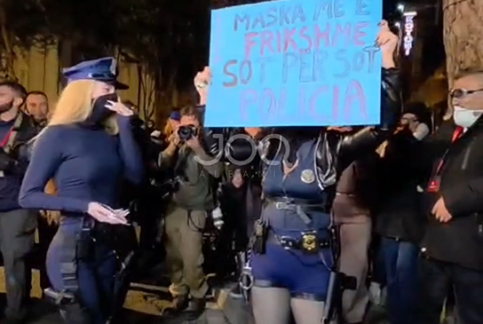 Vajzat shfaqen me uniforma policie në protestë,&hellip;