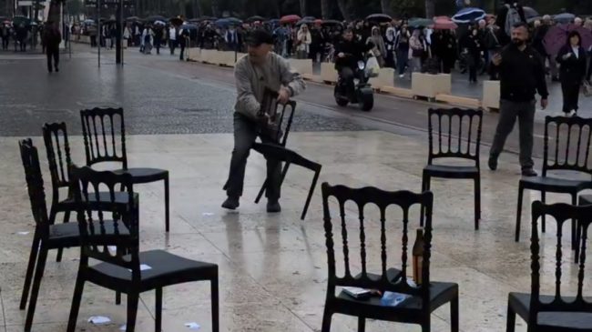 Studentët refuzojnë dialogun me Ramën, përmbysin karriget&hellip;