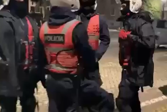 Avokati Goxhaj ironizon policët: Edhe ju keni&hellip;