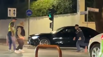 Aktivisti godet me vezë automjetin që del&hellip;