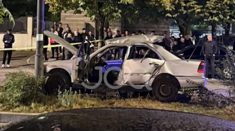 Shpërthen në lëvizje “Benz”-i në Gjirokastër, plagosen&hellip;
