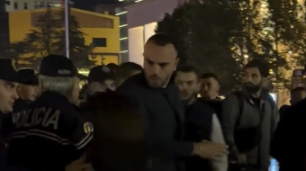 Policia largon protestuesit nga sheshi ‘Skënderbej’