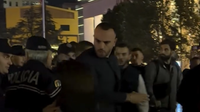 Policia largon protestuesit nga sheshi ‘Skënderbej’