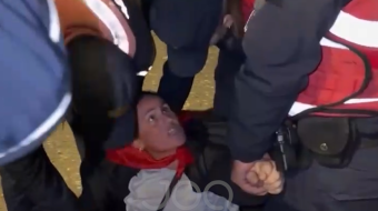 Policët marrin zvarrë protestuesen me probleme shëndetësore