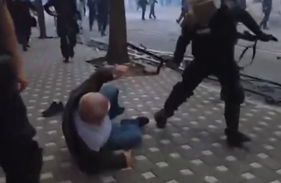 E turpshme: Policia godet me shkop të&hellip;