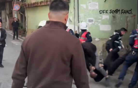 Policia tërheq zvarrë të riun si të&hellip;