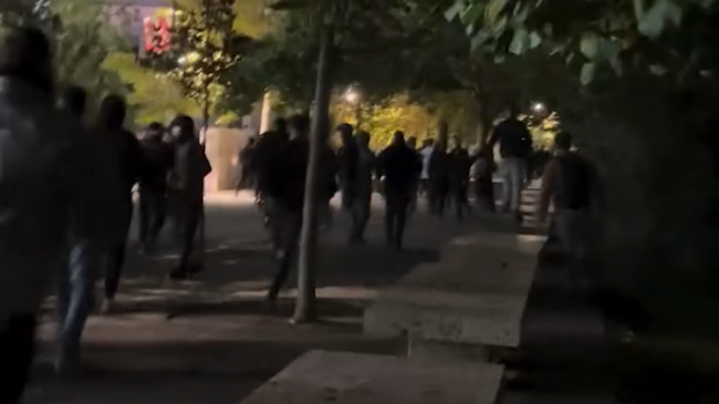 Ndryshojnë rolet: Të rinjtë ndjekin policinë, efektivët&hellip;