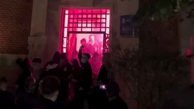Studentët i vënë flakën Bashkisë së Tiranës