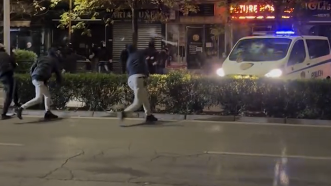Të rinjtë ‘bombardojnë’ me gurë furgonin e&hellip;