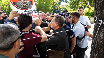Erion Braçe sherr me protestuesit te Kryesia&hellip;