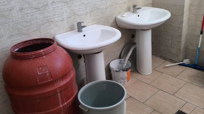 “Pa ujë, pa dyer dhe me tela&hellip;