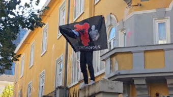 Protestuesi ngre flamurin ‘autokton’ te Ministria e&hellip;