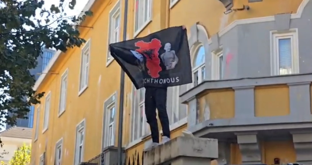 Protestuesi ngre flamurin ‘autokton’ te Ministria e&hellip;