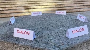Rama shtron tavolinën prej guri dhe fton&hellip;