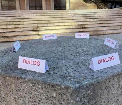 Rama shtron tavolinën prej guri dhe fton&hellip;