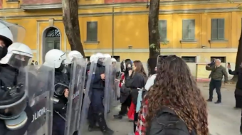 Vajzat bëhen gardh para kordonit policor