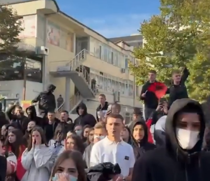 Gjimnazistët në Kamëz ngrihen sërish në protestë