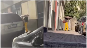 Prindi ngre alarmin: Një vajzë me çadër&hellip;