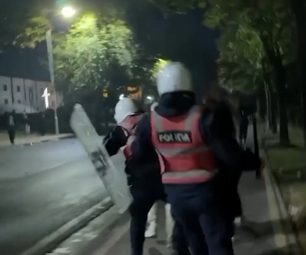 Policët e Shqiponjave dhunojnë dhe shajnë dy&hellip;