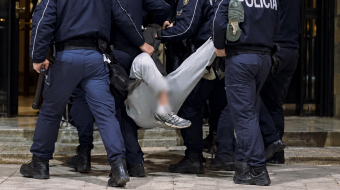 Këmba e thyer pezullon 4 policë dhe&hellip;
