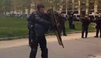Në Francë policia me rininë, në Shqipëri&hellip;