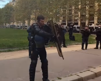 Në Francë policia me rininë, në Shqipëri&hellip;