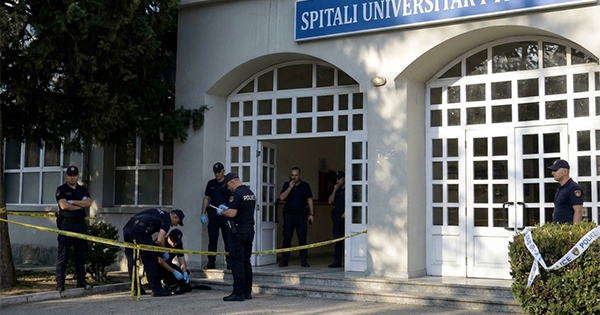 Tragjedi në Spitalin e Traumës, pacienti hidhet&hellip;