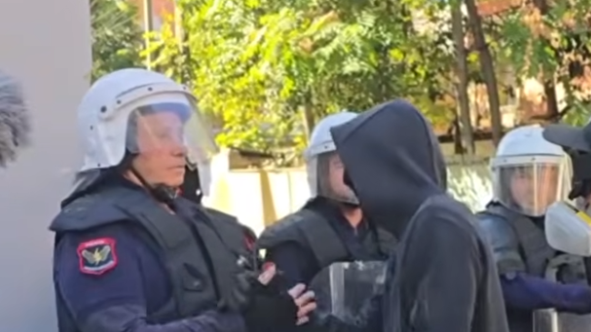 Polici i jep dorën protestuesve