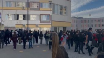 Gjimnazistët në Lezhë bojkotojnë mësimin dhe nisin&hellip;