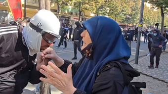 Studenti protestues i puth dorën të moshuarës