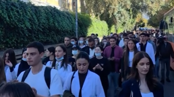 Me uniformat e bardha, studentët e mjekësisë&hellip;