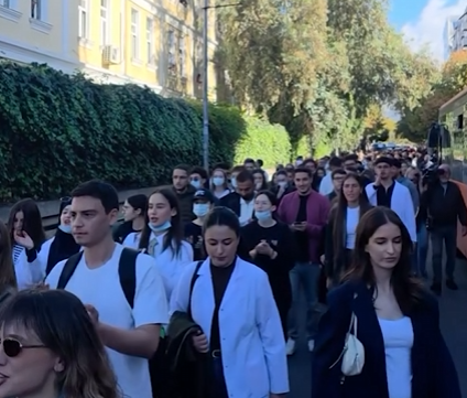 Me uniformat e bardha, studentët e mjekësisë&hellip;