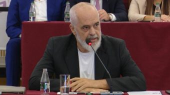Rama ngujon të vetët dhe i urdhëron:&hellip;